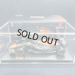 画像1: 新品正規入荷品●burago1/43 RED BULL RB18 2022(M.フェルスタッペン）#1 ※ドライバーフィギュア＆アクリルケース付