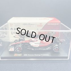 画像1: 新品正規入荷品●burago1/43 ALFA ROMEO C42 2022 (V.ボッタス）#77 ※ドライバーフィギュア＆アクリルケース付