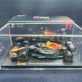 新品正規入荷品●burago1/43 RED BULL RB18 2022(S.ペレス）#11 ※ドライバーフィギュア＆アクリルケース付