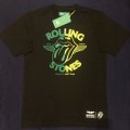 並行輸入品●2025 アストンマーチン ＆ ローリング・ストーンズ コラボレーションＴシャツ (サイズL)