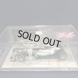画像1: セカンドハンド品●PMA1/43 MERCEDES AMG PETRONAS W05 WIINNER ABU DHABI GP 2014 WORLD CHAMPION (L.ハミルトン）　※スタンディングフラッグタイプ※