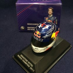 画像1: セカンドハンド品●PMA1/8 RED BULL S.ベッテル ミニチュアヘルメット WORLD CHAMPION 2011