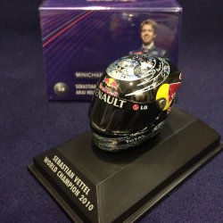 画像1: セカンドハンド品●PMA1/8 RED BULL S.ベッテル ミニチュアヘルメット WORLD CHAMPION 2010