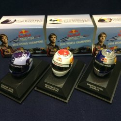 画像1: セカンドハンド品●懸賞品●PMA1/8 RED BULL S.ベッテル ミニチュアヘルメット 2010 3種 (モナコGP・日本GP・ステイオンタブ式模様）
