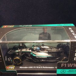 画像1: 新品正規入荷品●burago1/43 MERCEDES-AMG W16 (G.ラッセル）#63 ※アクリルケース＆ドライバーフィギュア付