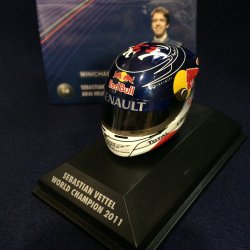 画像1: セカンドハンド品●PMA 1/8 RED BULL 2011 WORLD CHAMPION (S.ベッテル）ミニヘルメット　※絆※