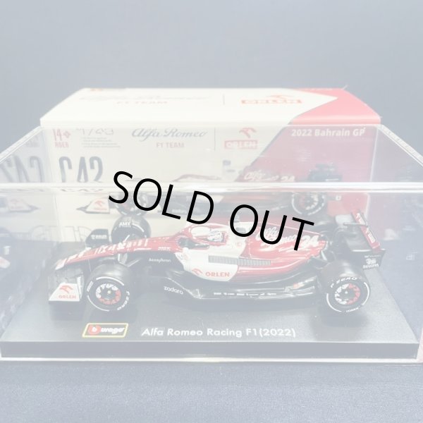 画像1: 新品正規入荷品●burago1/43 ALFA ROMEO C42 2022 周冠宇（ジョウ・グアンユー）#24 ※ドライバーフィギュア＆アクリルケース付