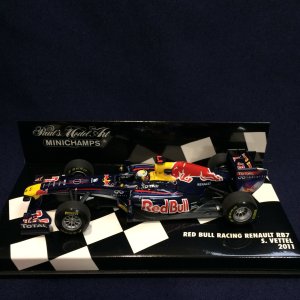 画像: セカンドハンド品●PMA 1/43 RED BULL RENAULT RB7 (S.ベッテル）2011 #1