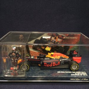 画像: セカンドハンド品●PMA 1/43 RED BULL TAG HEUER RB12 AUSTRIAN GP 2016 (D.リカルド）#3 ※スタンディングフィギュア付