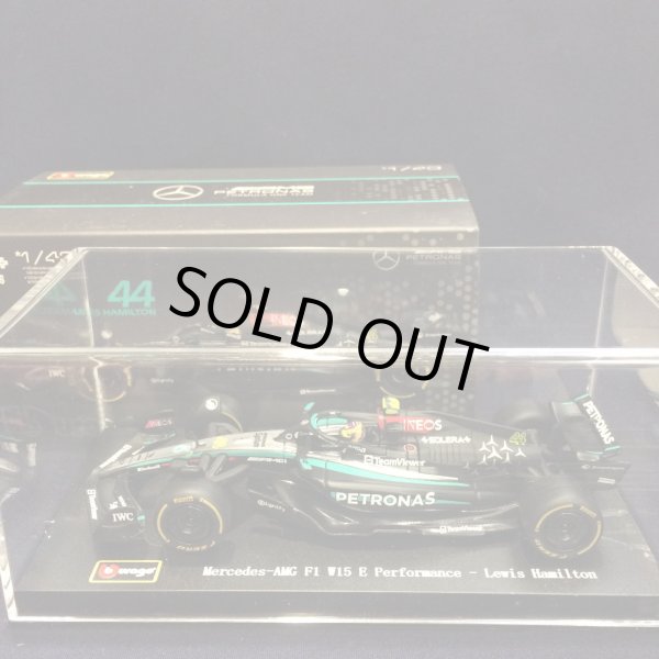 画像1: 新品正規入荷品●burago1/43 MERCEDES-AMG PETRONAS W15 (L.ハミルトン）2024 #44  ※アクリルケース＆ドライバーフィギュア付
