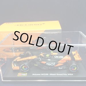 画像: 新品正規入荷品●burago1/43 McLAREN MCL 38 MIAMI GP 2024 (L.ノリス） ※アクリルケース＆ドライバーフィギュア付