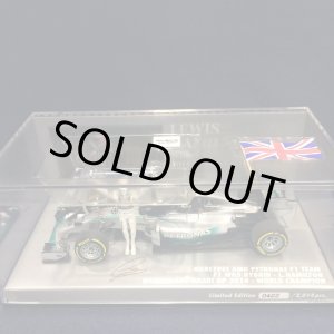 画像: セカンドハンド品●PMA1/43 MERCEDES AMG PETRONAS W05 WIINNER ABU DHABI GP 2014 WORLD CHAMPION (L.ハミルトン）　※スタンディングフラッグタイプ※