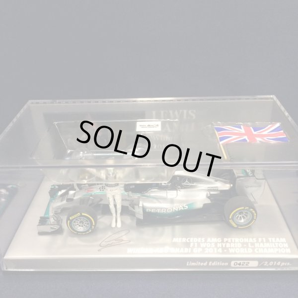 画像1: セカンドハンド品●PMA1/43 MERCEDES AMG PETRONAS W05 WIINNER ABU DHABI GP 2014 WORLD CHAMPION (L.ハミルトン）　※スタンディングフラッグタイプ※