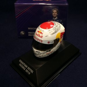 画像: セカンドハンド品●PMA1/8 RED BULL S.ベッテル ミニチュアヘルメット SUZUKA 2010