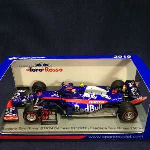 画像: セカンドハンド品●SPARK 1/43 SCUDERIA TORO ROSSO STR14 250th GP CHINESE GP 2019 (A.アルボン)#23