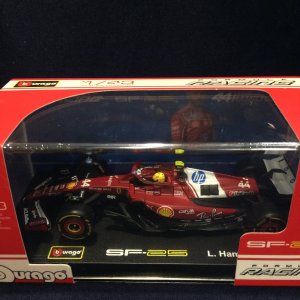 画像: 新品正規入荷品●burago1/43 FERRARI SF-25 （L.ハミルトン）#44 ※アクリルケース＆ドライバーフィギュア付