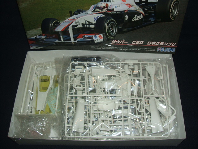 画像: 新品正規入荷品●フジミ1/20スケールプラモデル Sauber C30 Japan GP (1/8 日本グランプリ　レジン製 完成ヘルメット付)　小林可夢偉