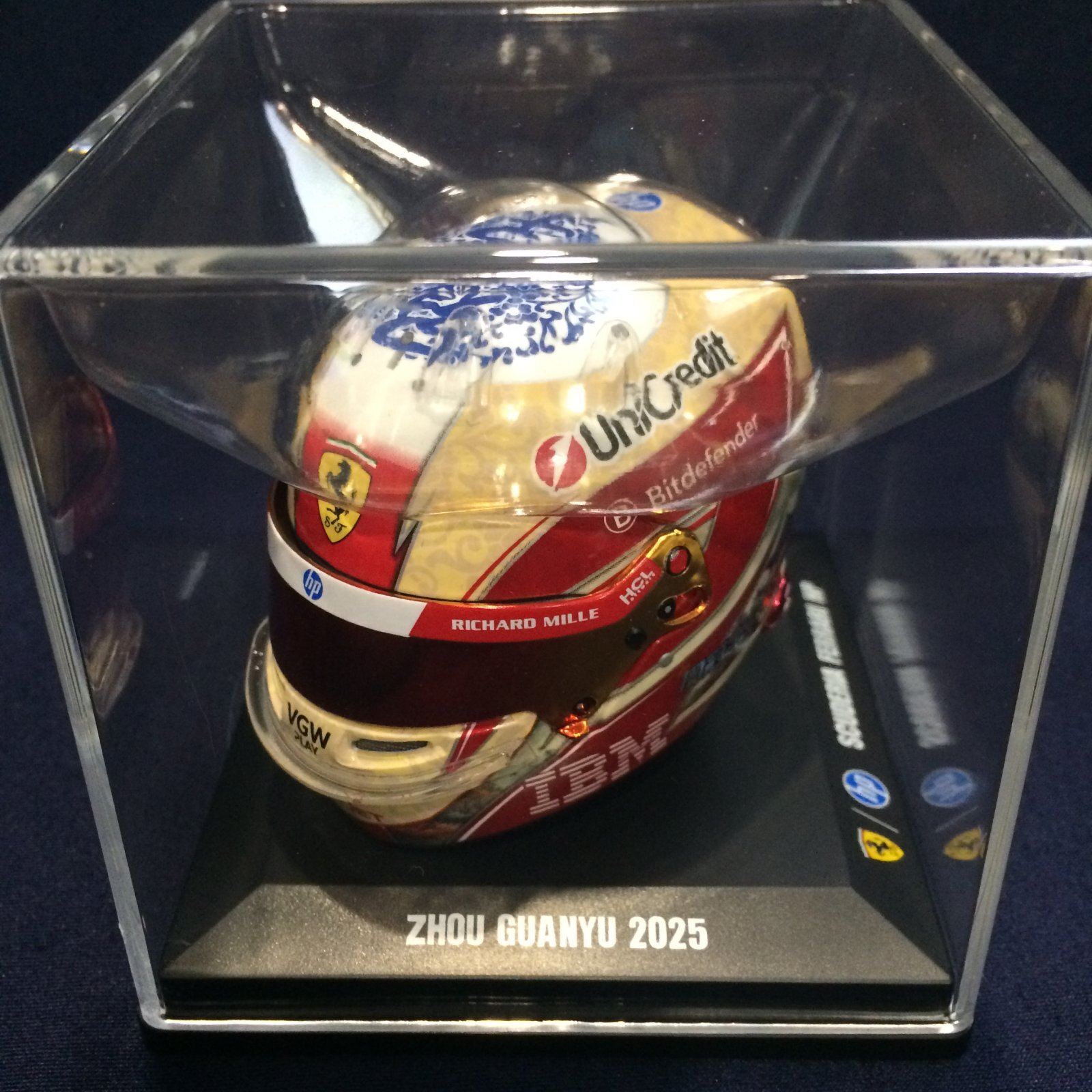 画像1: 新品正規入荷品●LOOKSMART 1/5 FERRARI F1 2025 周冠宇（ジョウ・グアンユー）ミニヘルメット