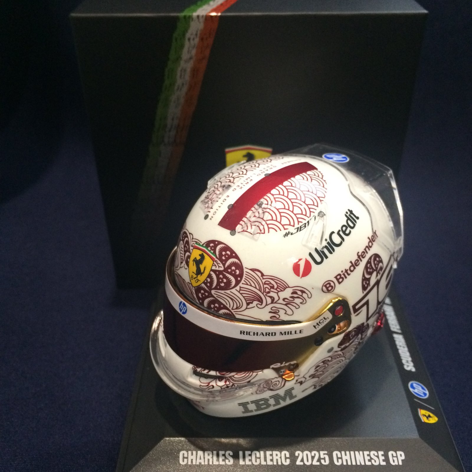 画像1: 新品正規入荷品●LOOKSMART 1/5 FERRARI F1 CHINESE GP 2025 (C.ルクレール）ミニヘルメット