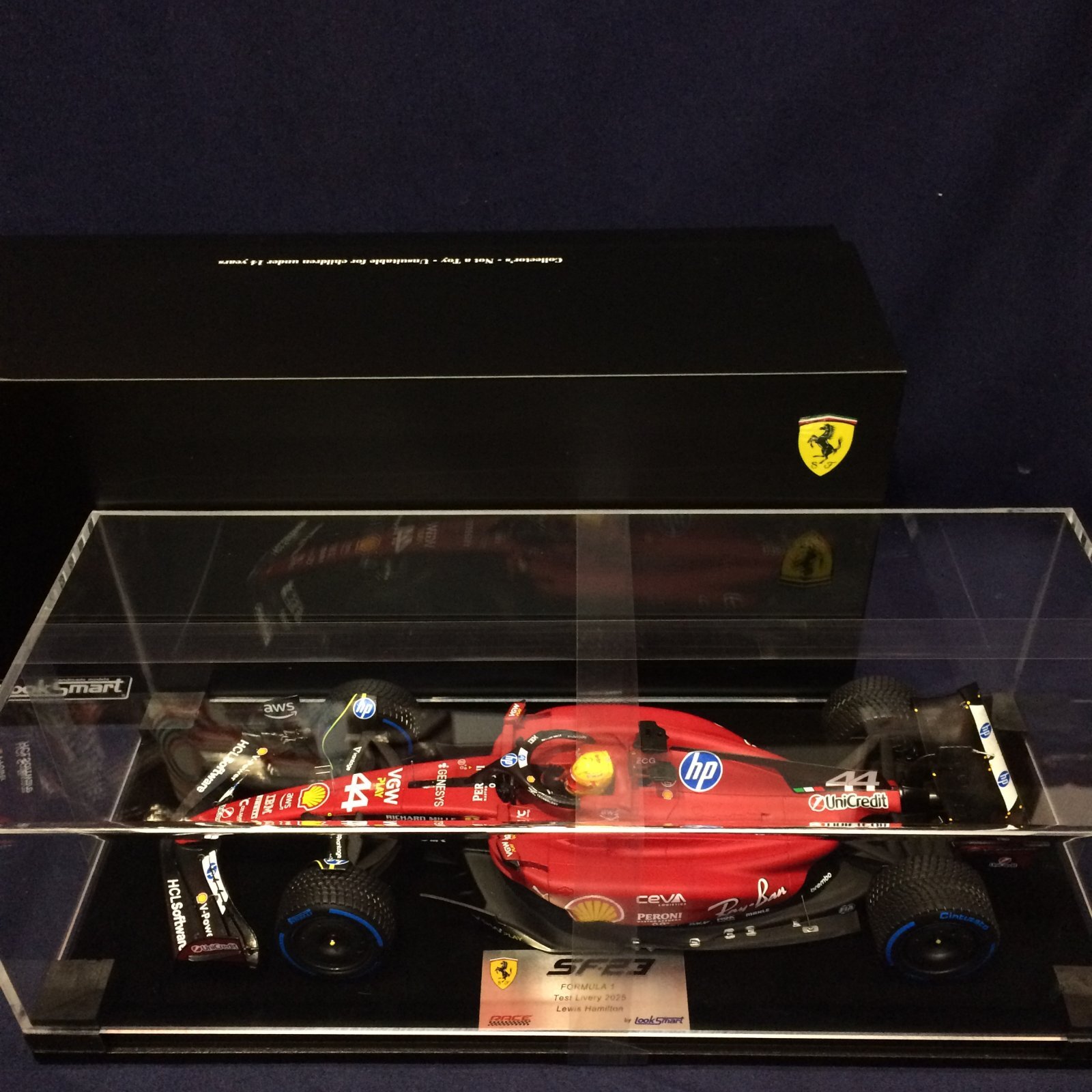 画像1: 新品正規入荷品●LOOKSMART1/18 FERRARI SF-23 TEST LIVERY 2025 (L.ハミルトン）#44