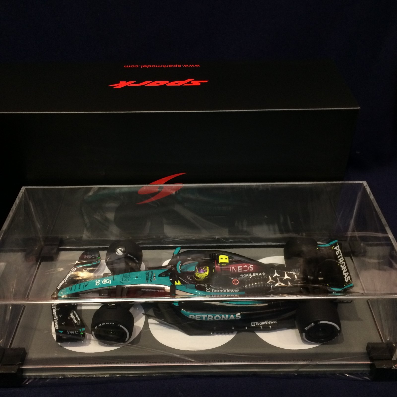 画像1: 新品正規入荷品●SPARK 1/18 MERCEDES-AMG PETRONAS F1 W15 250GP 6th SINGAPORE GP 2024 (L.ハミルトン）#44