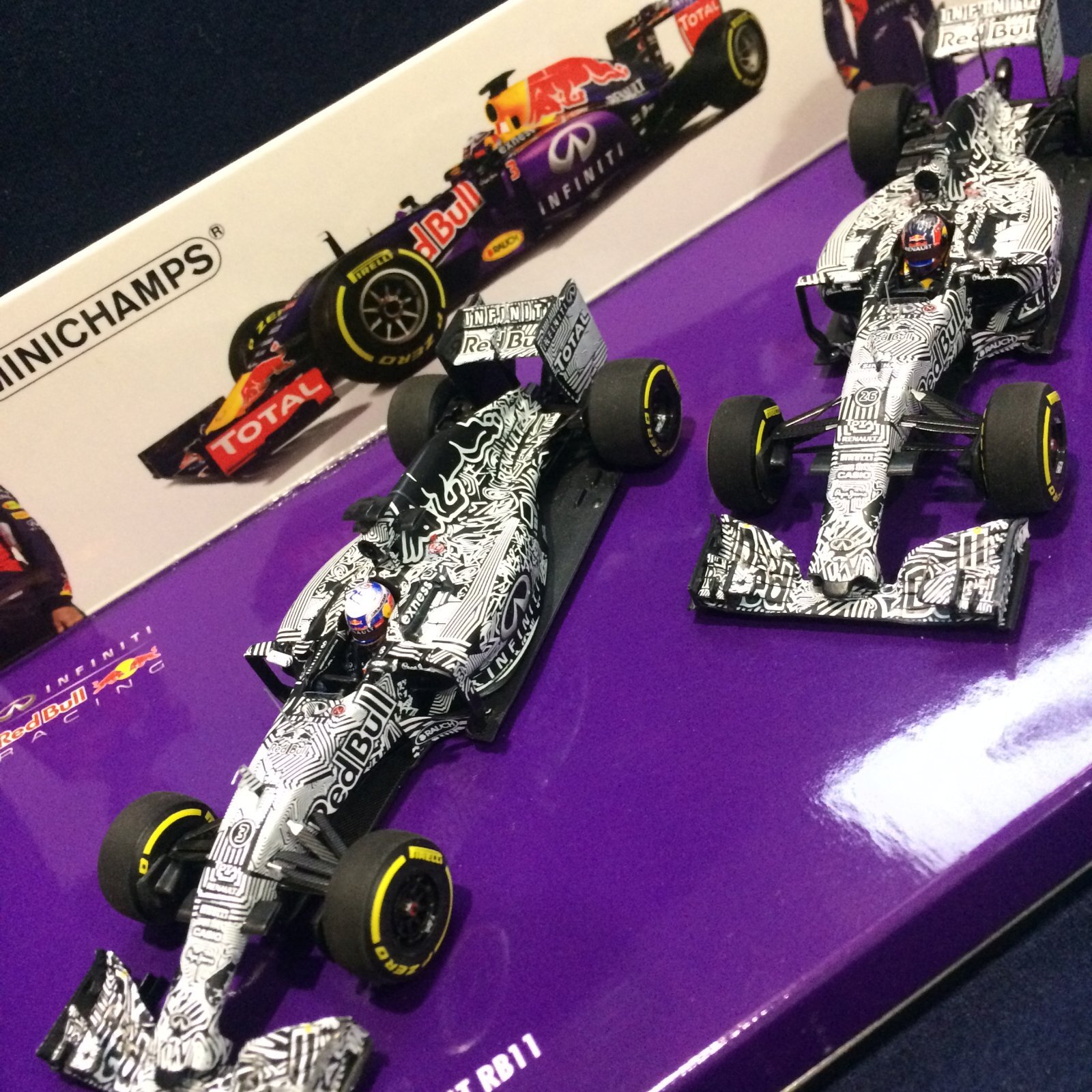 画像: セカンドハンド品●PMA1/43 INFINITI RED BULL RENAULT RB11 PRE-SEASON TESTING LIVERY 2015 (D.リカルド＆D.クビアト）2台セット