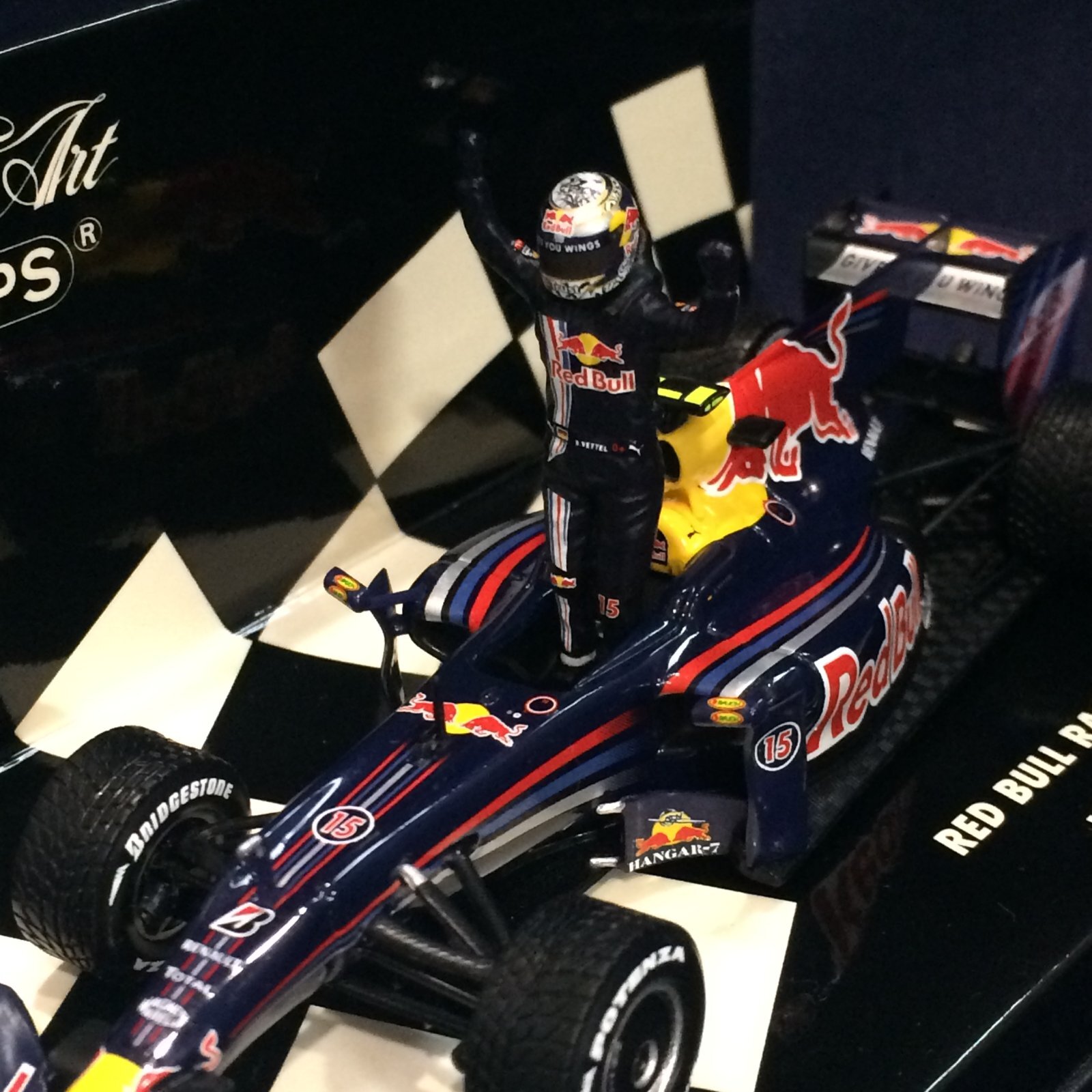 画像: セカンドハンド品●PMA1/43 RED BULL RENAULT RB5 WINNER CHINESE GP 2009 (S.ベッテル）#15