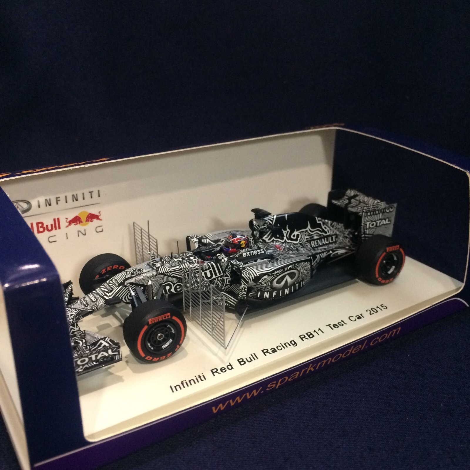 画像: セカンドハンド品●SPARK 1/43 INFINITI RED BULL RB11 TEST CAR 2015 (D.クビアト）#26