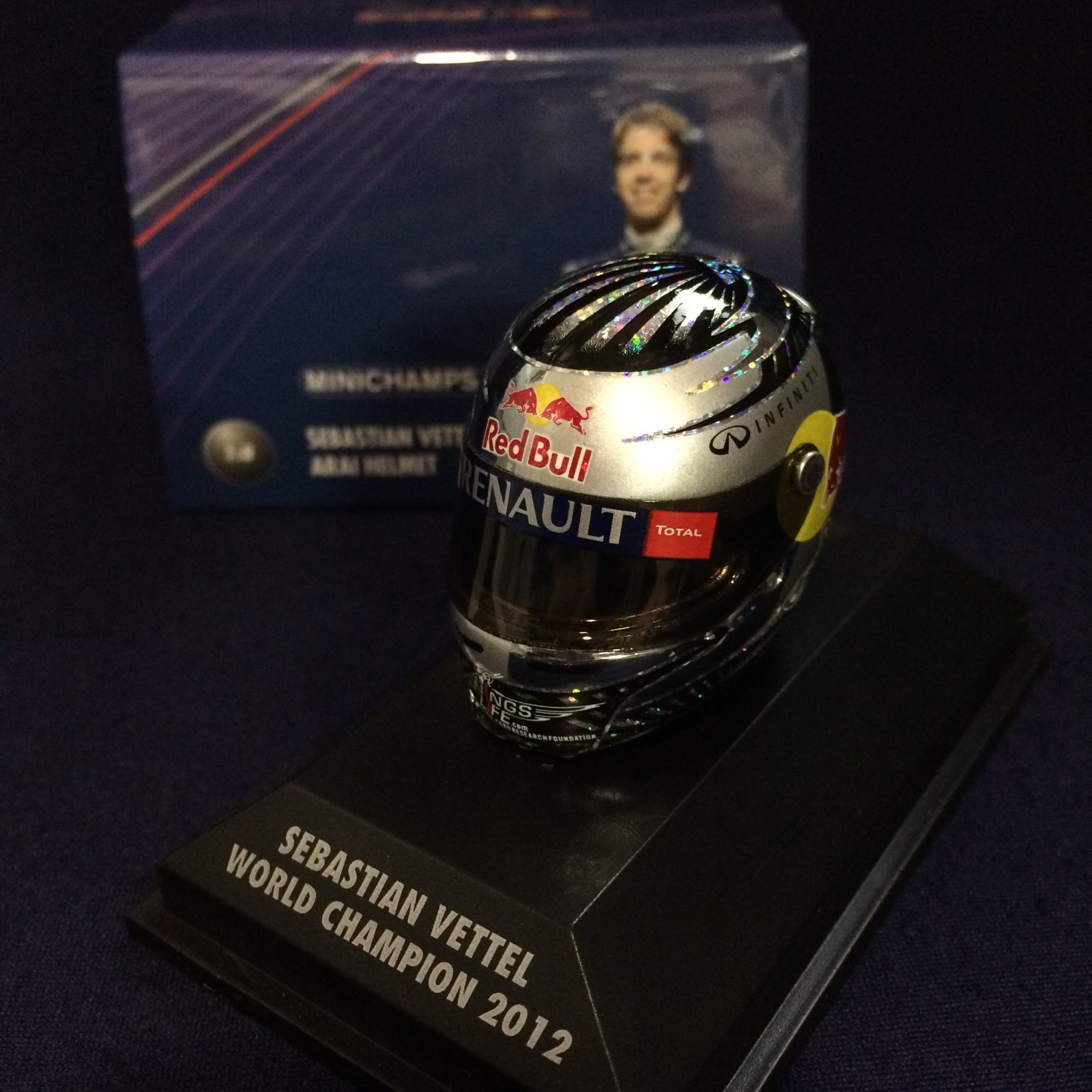画像1: セカンドハンド品●PMA 1/8 RED BULL 2012 WORLD CHAMPION (S.ベッテル）ミニヘルメット　