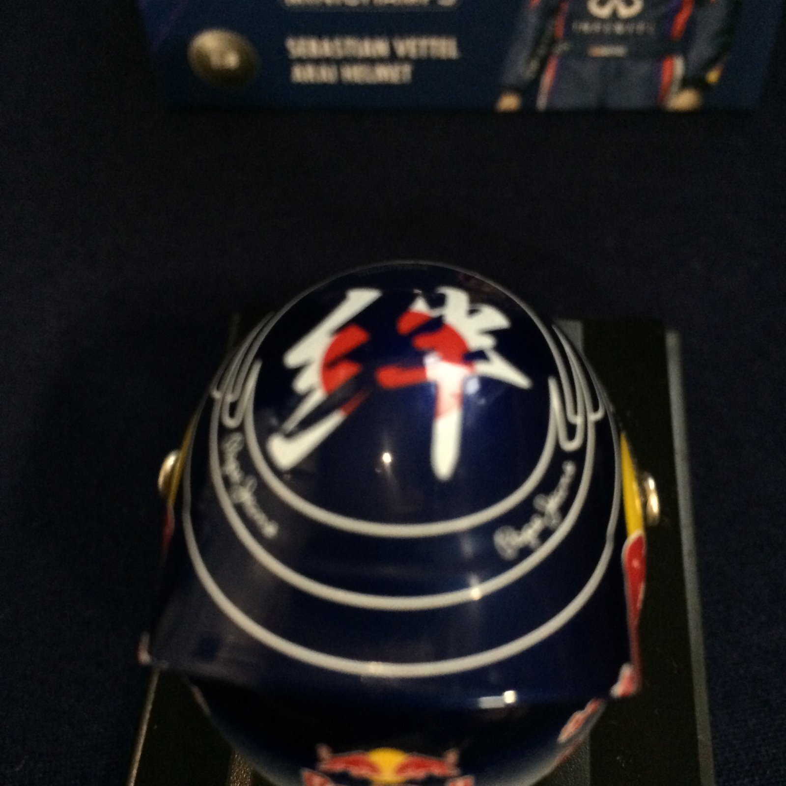 画像: セカンドハンド品●PMA 1/8 RED BULL 2011 WORLD CHAMPION (S.ベッテル）ミニヘルメット　※絆※
