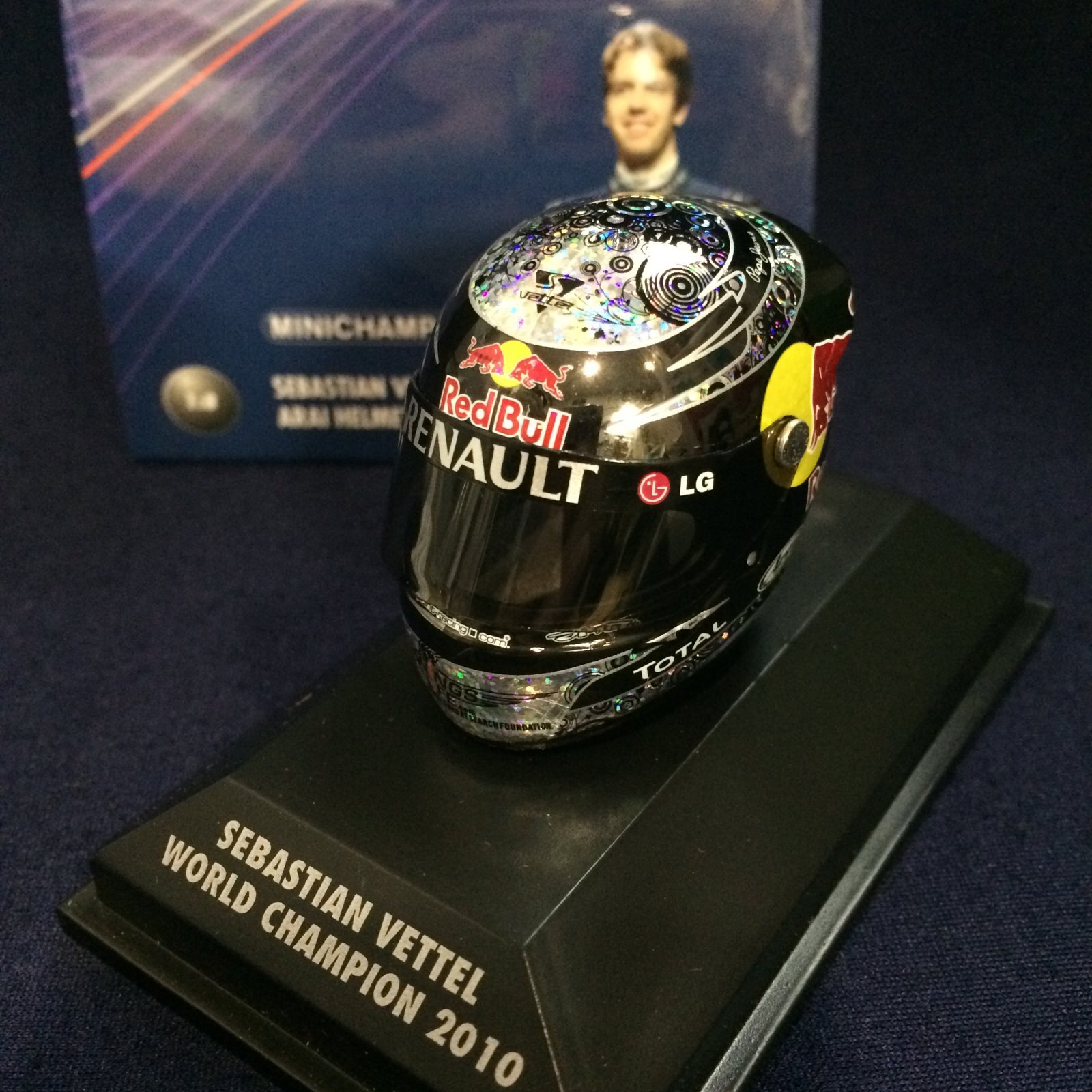 画像1: セカンドハンド品●PMA 1/8 RED BULL 2010 WORLD CHAMPION (S.ベッテル）ミニヘルメット