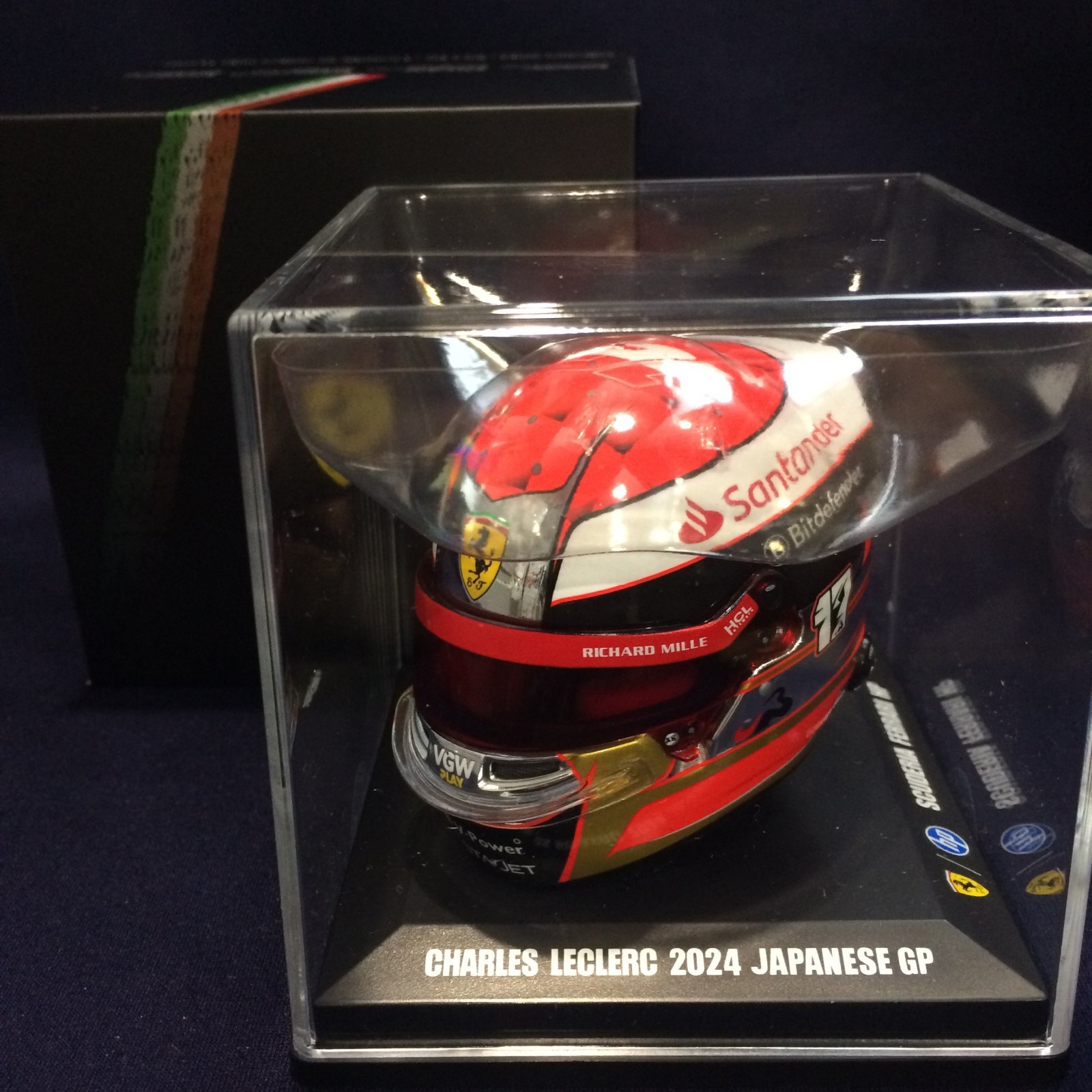 画像1: 新品正規入荷品●LOOKSMART 1/5 FERRARI JAPANESE GP 2024 (C.ルクレール）ミニヘルメット